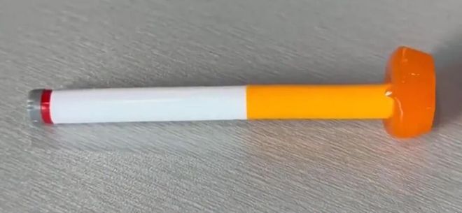 广东一地中小学流行香烟造型棒棒糖